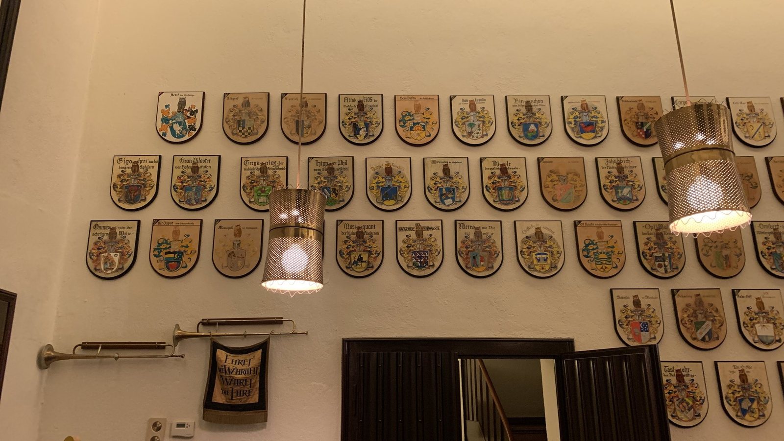 Schlaraffia – Ritter mit Helm und Ordensketten